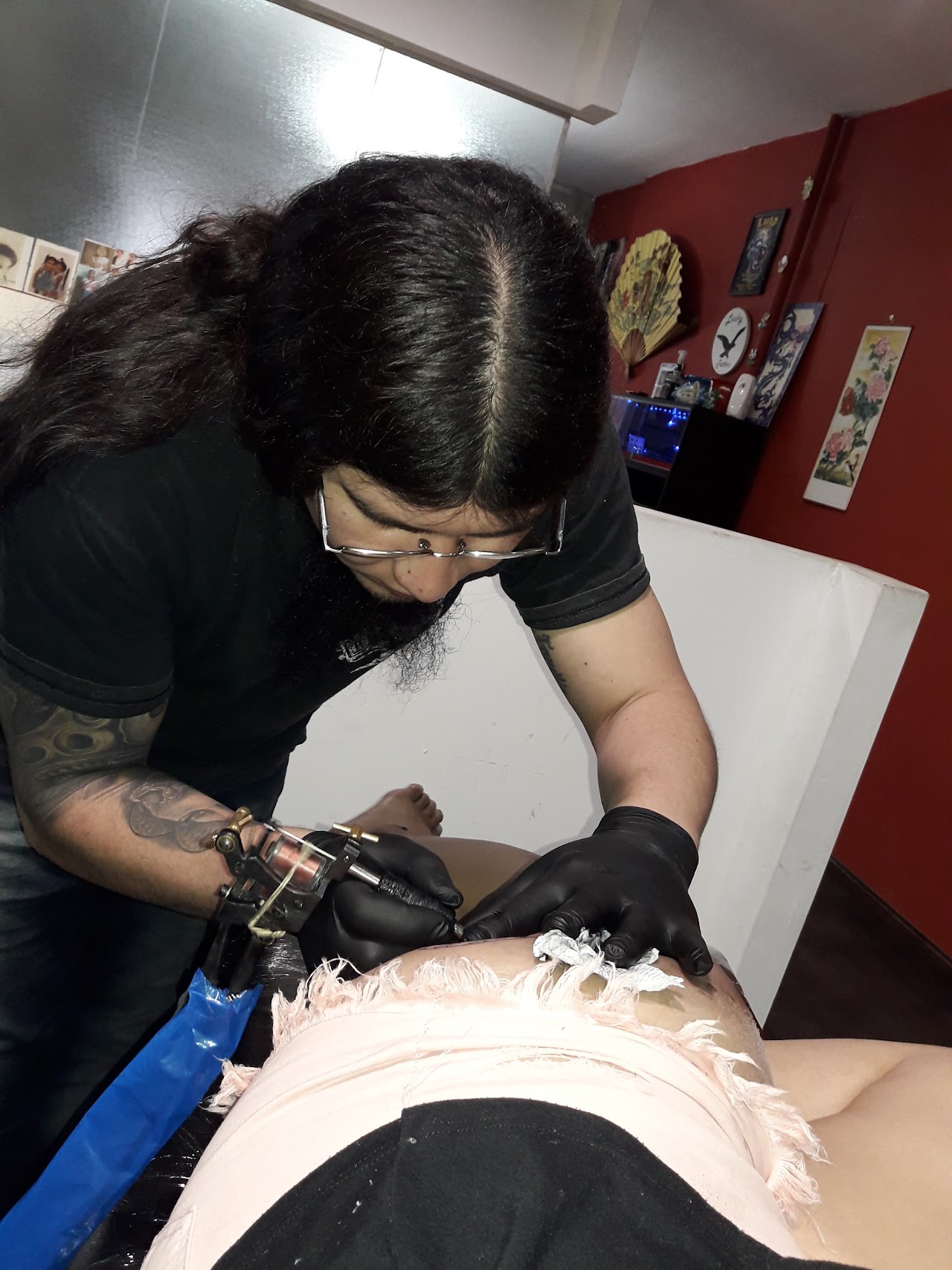 Tatuaje Traditional Dagger & Rose en antebrazo con tintas vivas y delineado sólido